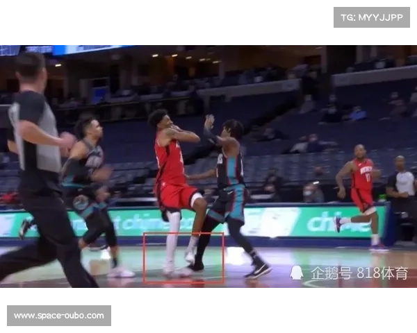 胡金秋崴脚拒下场，忍痛完成拉杆上篮