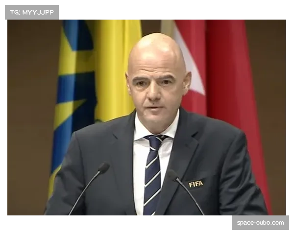 特写：镜头捕捉到看台上摩纳哥主席与知名经纪人的密切交谈